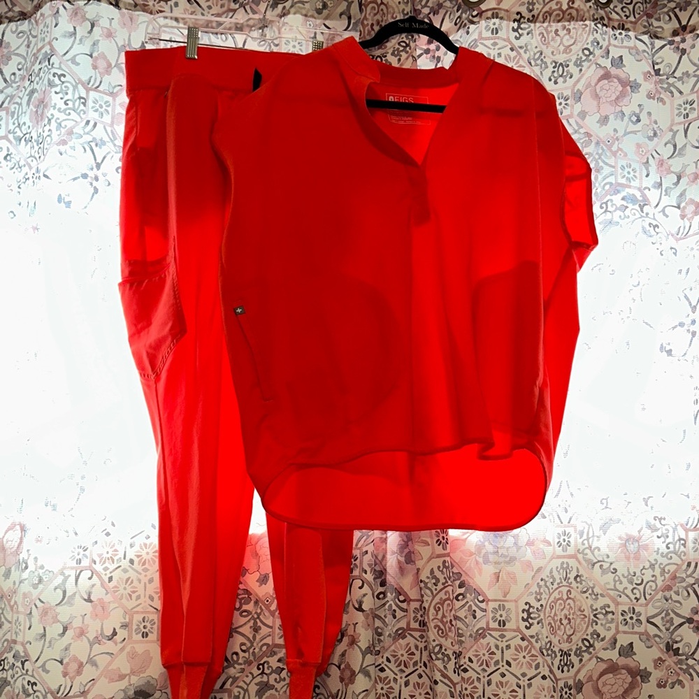 Fiery Coral Figs Scrub Set